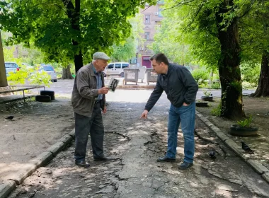 У Запоріжжі двоє чоловіків посварилися через стару яму на дорозі