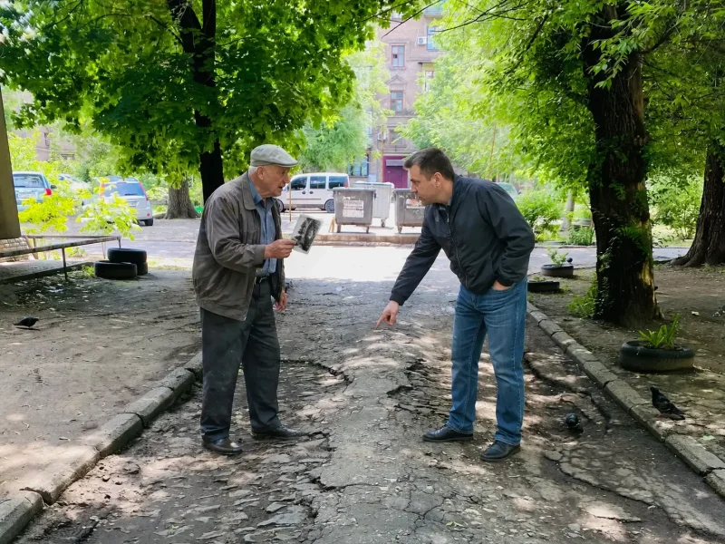 У Запоріжжі двоє чоловіків посварилися через стару яму на дорозі